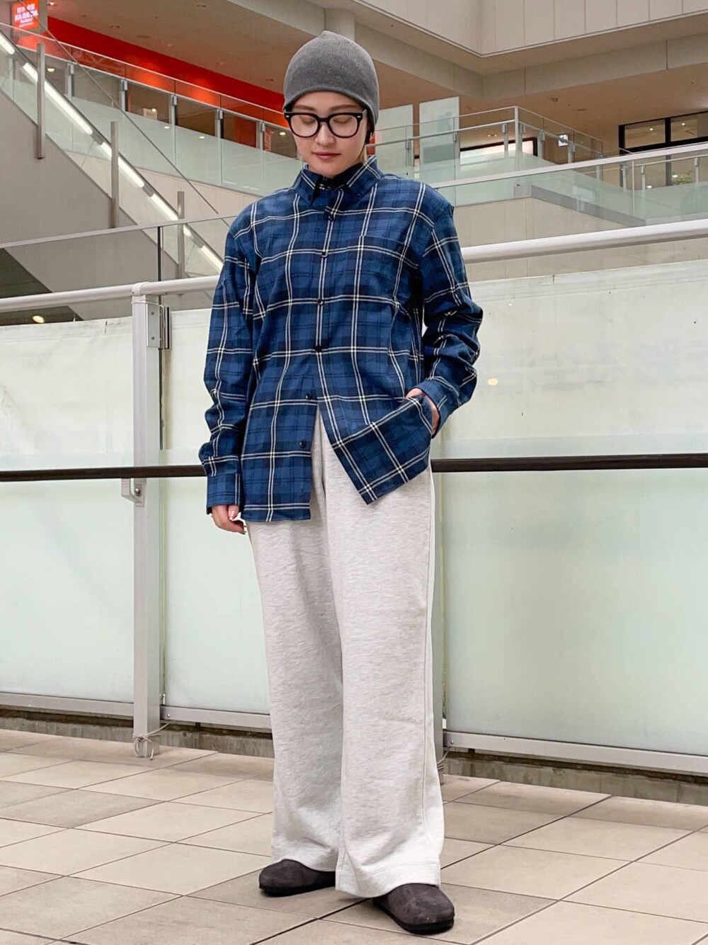 グレー系のサンダル、グレー系のその他パンツ、その他のシャツ/ブラウスを着用したレディースの秋コーディネートの2枚目の写真