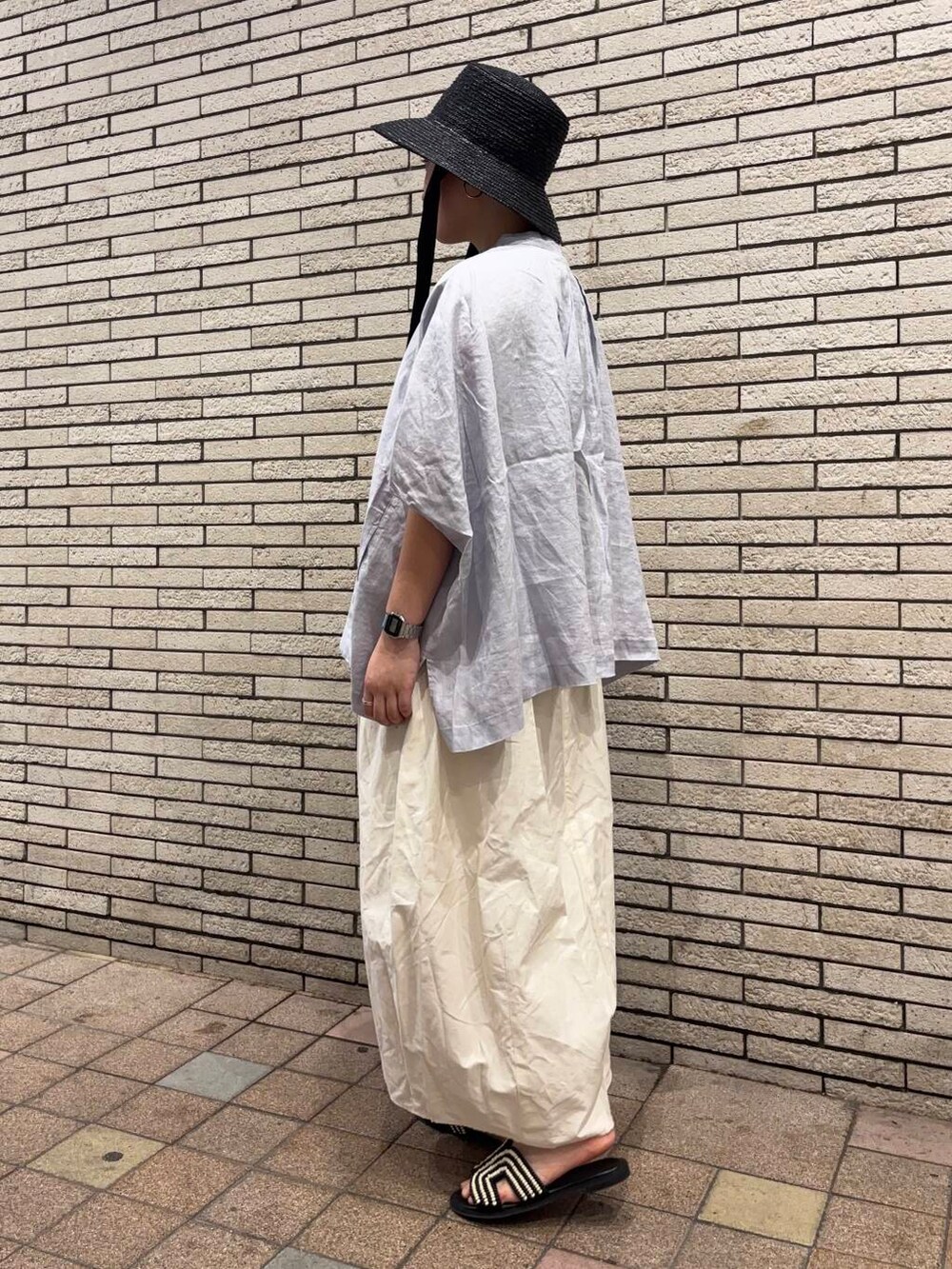 ブラック系のサンダル、パープル系のシャツ/ブラウス、ホワイト系のスカートを着用したレディースの夏コーディネートの3枚目の写真