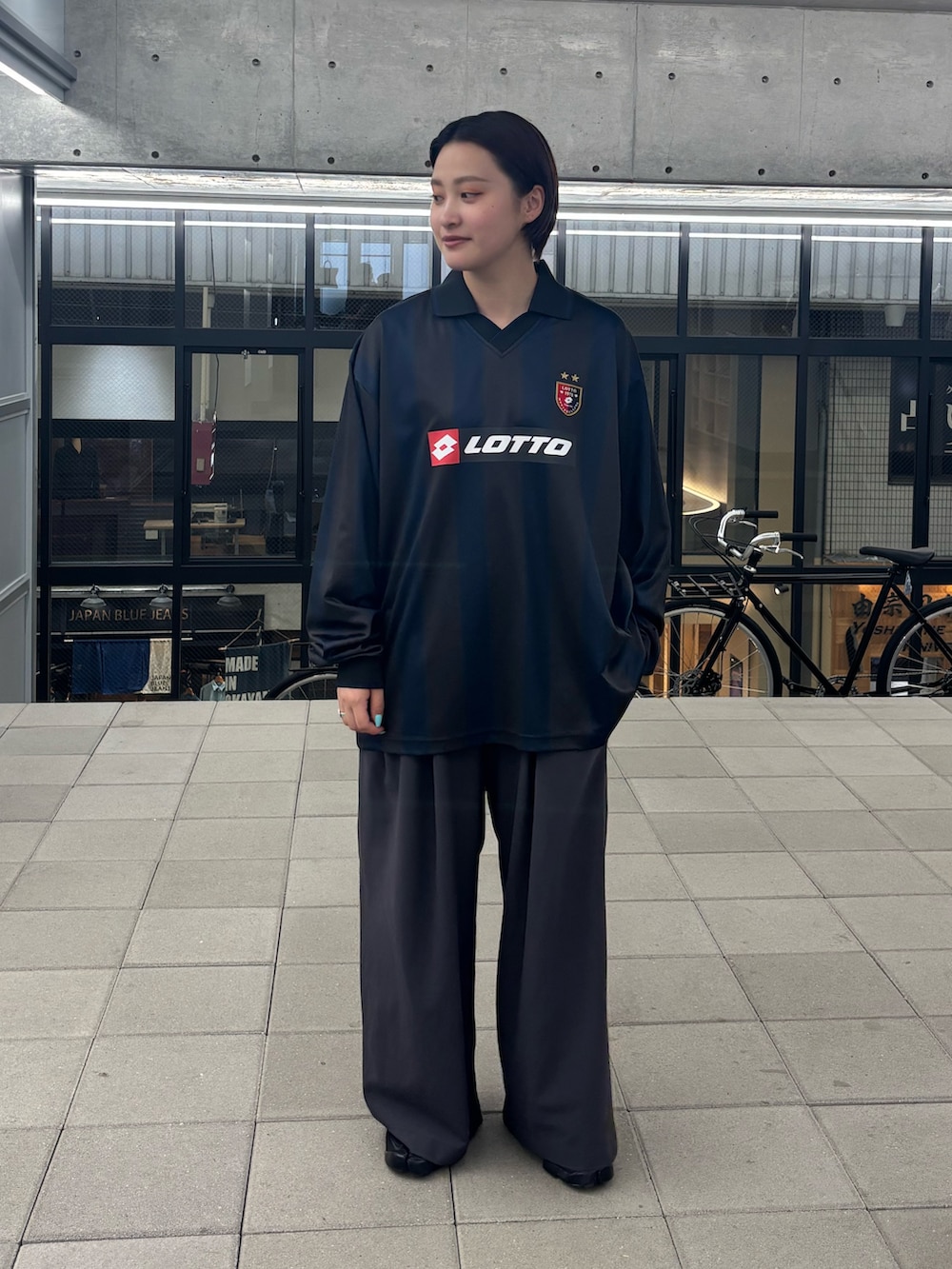 ブラック系のTシャツ/カットソーを着用したレディースの春コーディネートの2枚目の写真