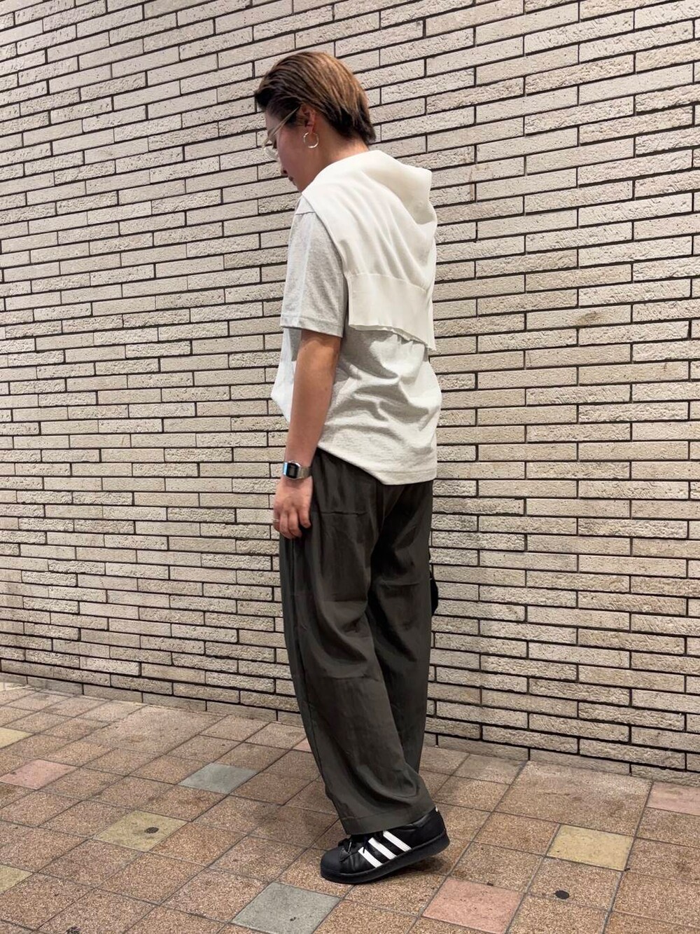 ブラック系のショルダーバッグ、グレー系のTシャツ/カットソー、ホワイト系のカーディガン/ボレロを着用したレディースの夏コーディネートの3枚目の写真