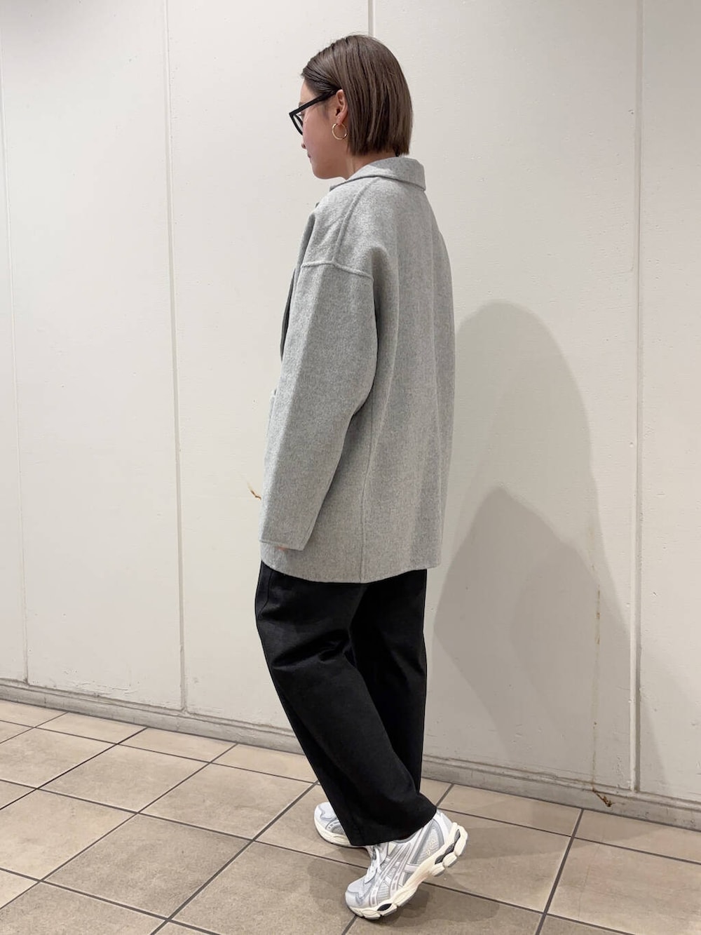 グレー系のその他アウター、パープル系のニット/セーター、グレー系のその他パンツを着用したレディースの冬コーディネートの3枚目の写真