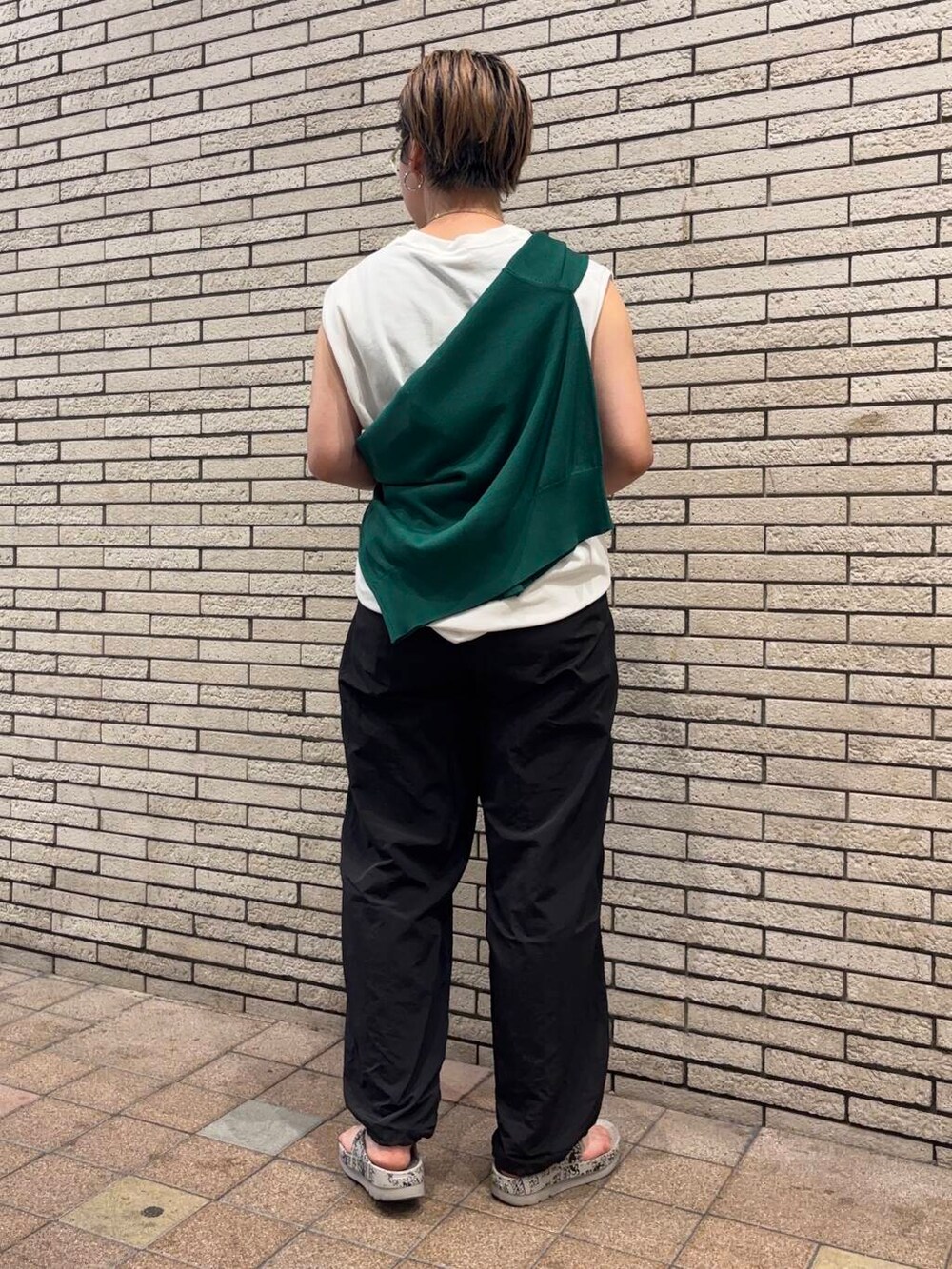 ブラック系のその他パンツ、グリーン系のカーディガン/ボレロ、ホワイト系のTシャツ/カットソーを着用したレディースの夏コーディネートの4枚目の写真