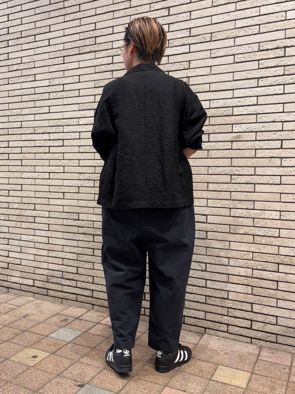 ブラック系のその他アウター、ブルー系のその他パンツ、ホワイト系のタンクトップを着用したレディースの夏コーディネートの4枚目の写真