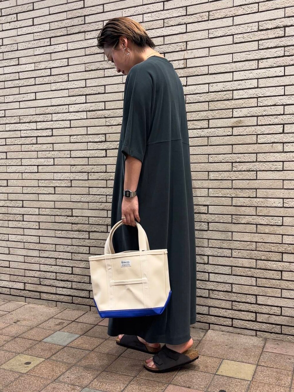 グレー系のサンダル、グリーン系のワンピースを着用したレディースの夏コーディネートの3枚目の写真