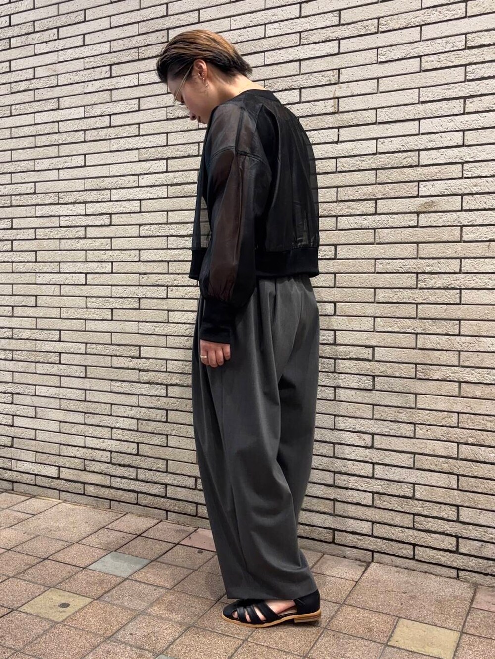 ブラック系のサンダル、ブラック系のタンクトップ、ブラック系のブルゾンを着用したレディースの夏コーディネートの2枚目の写真