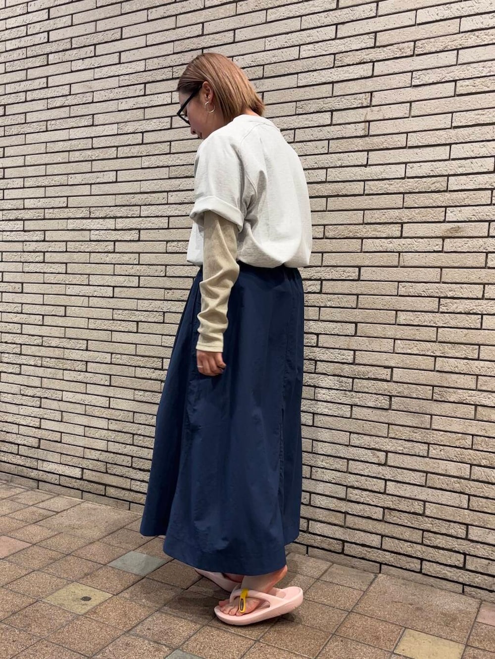 ブルー系のスカート、グリーン系のTシャツ/カットソー、グレー系のTシャツ/カットソーを着用したレディースの春コーディネートの2枚目の写真