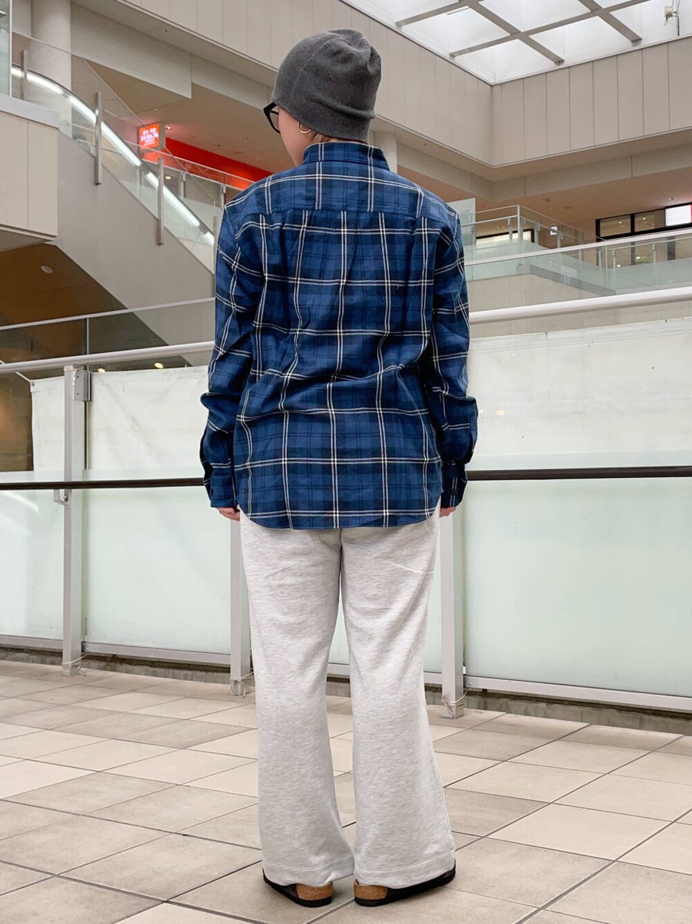 グレー系のサンダル、グレー系のその他パンツ、その他のシャツ/ブラウスを着用したレディースの秋コーディネートの4枚目の写真