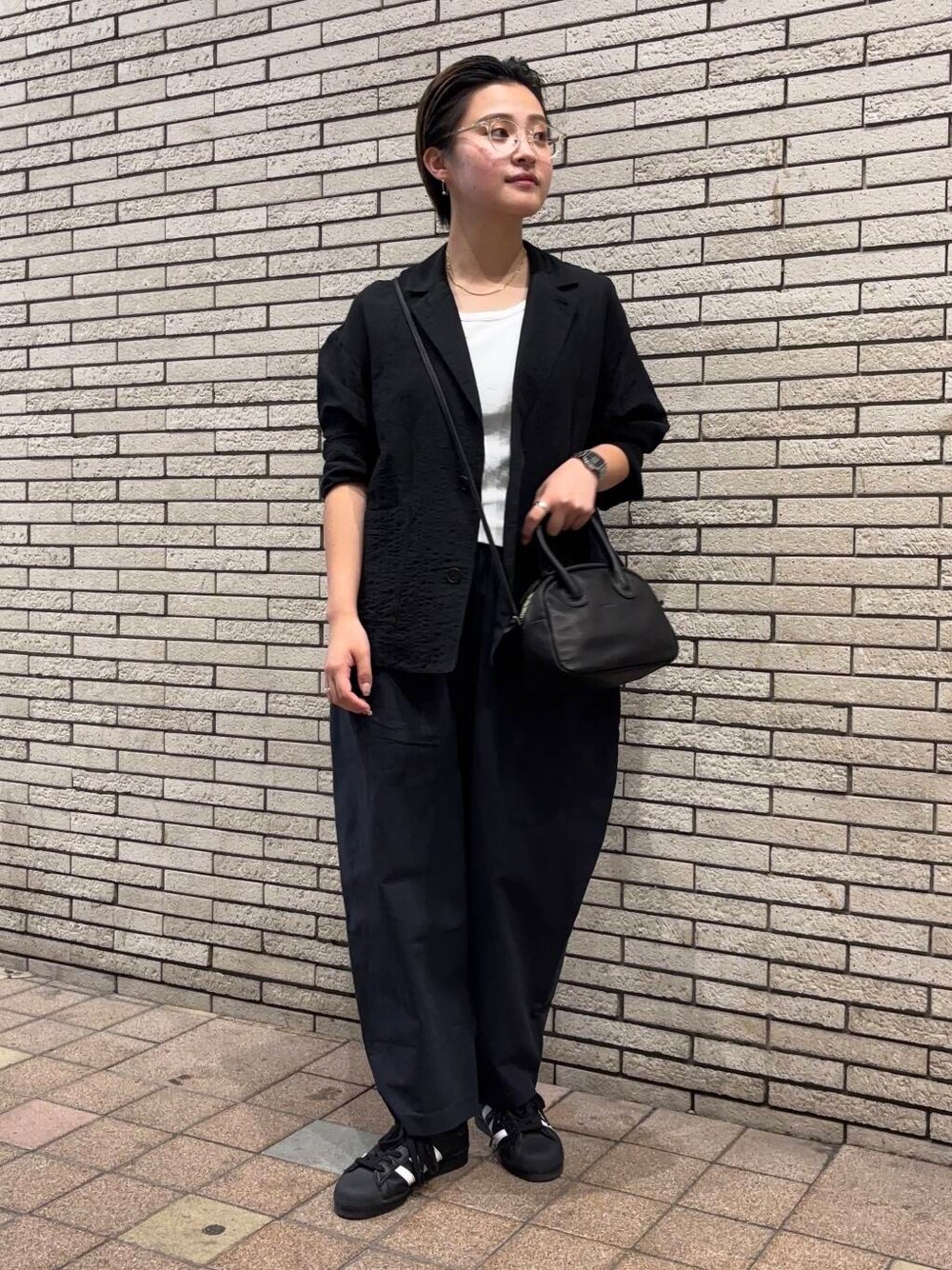 ブラック系のその他アウター、ブルー系のその他パンツ、ホワイト系のタンクトップを着用したレディースの夏コーディネートの2枚目の写真