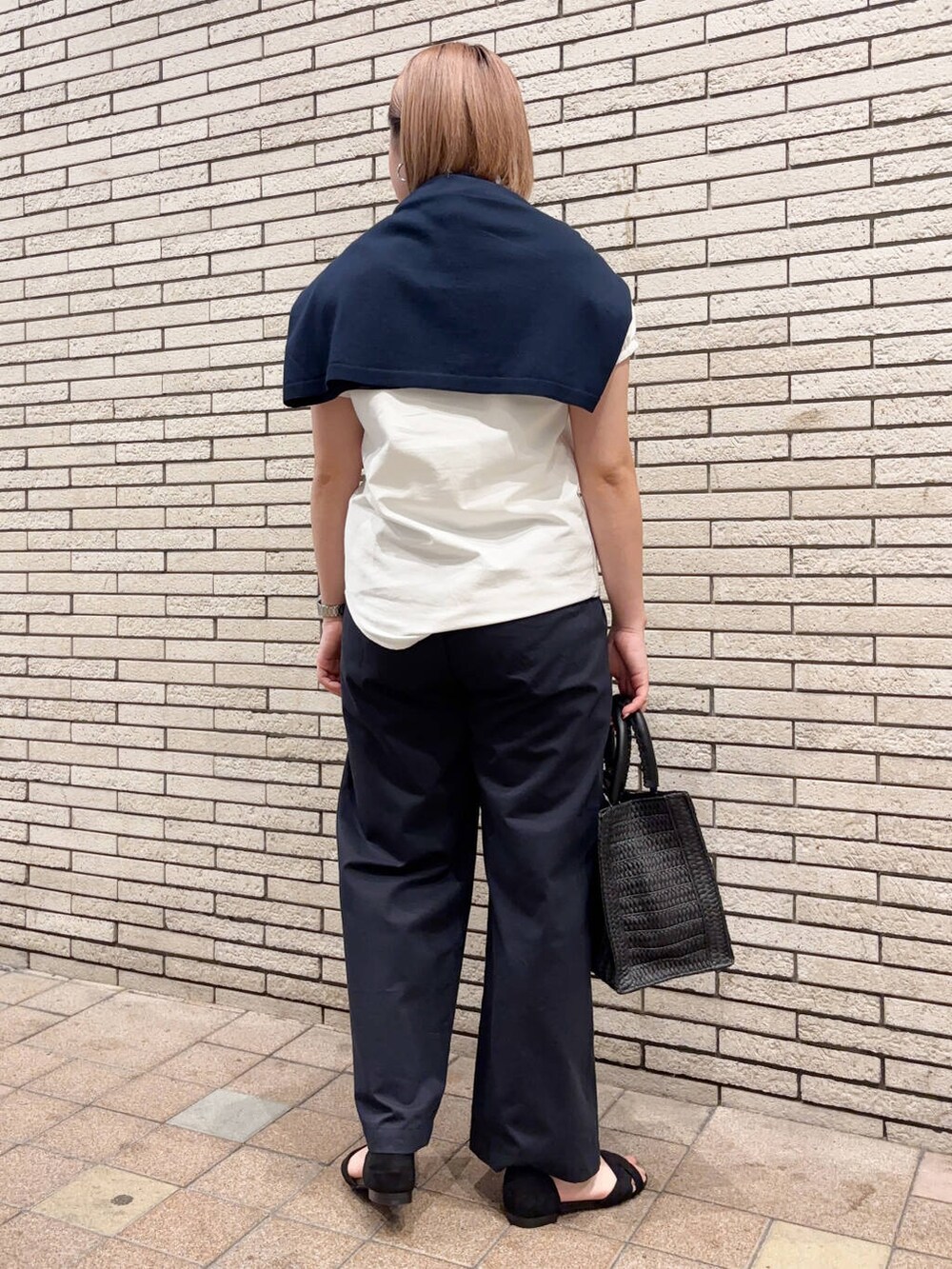 ブラック系のサンダル、ブルー系のその他パンツ、ホワイト系のタンクトップを着用したレディースの春コーディネートの8枚目の写真