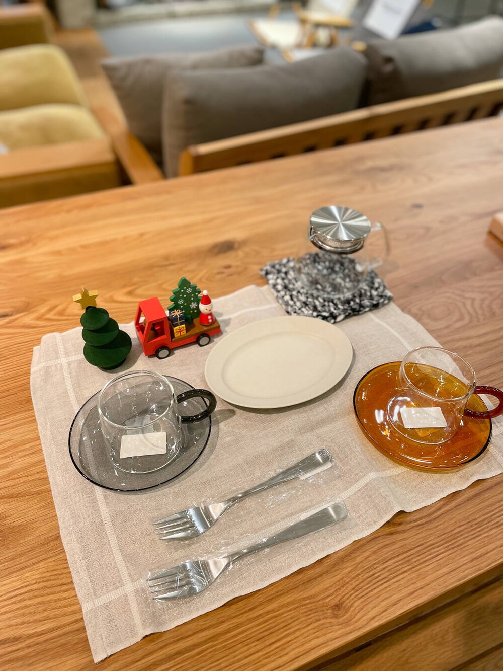 グリーン系のカーディガン/ボレロ、グレー系のその他雑貨、ブラウン系のその他雑貨を着用したレディースの秋コーディネートの2枚目の写真