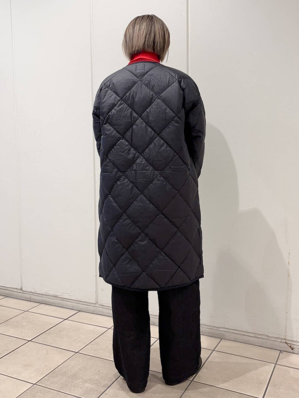 ブラック系のダウンジャケット/コート、ブラック系のサロペット/オーバーオール、ブラック系のブーツを着用したレディースの冬コーディネートの4枚目の写真