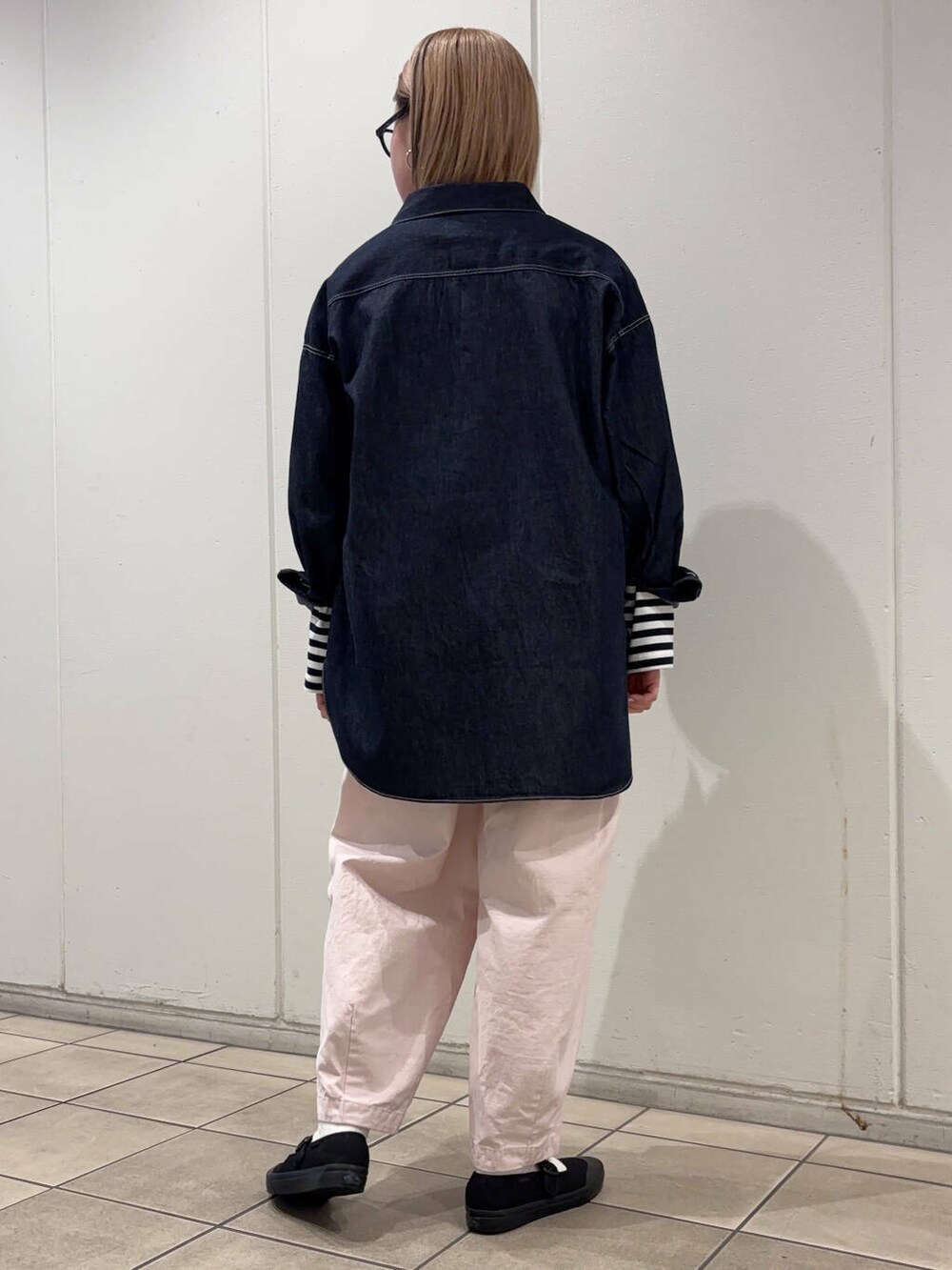 ブラック系のTシャツ/カットソー、ピンク系のその他パンツ、ブルー系のTシャツ/カットソーを着用したレディースの春コーディネートの3枚目の写真