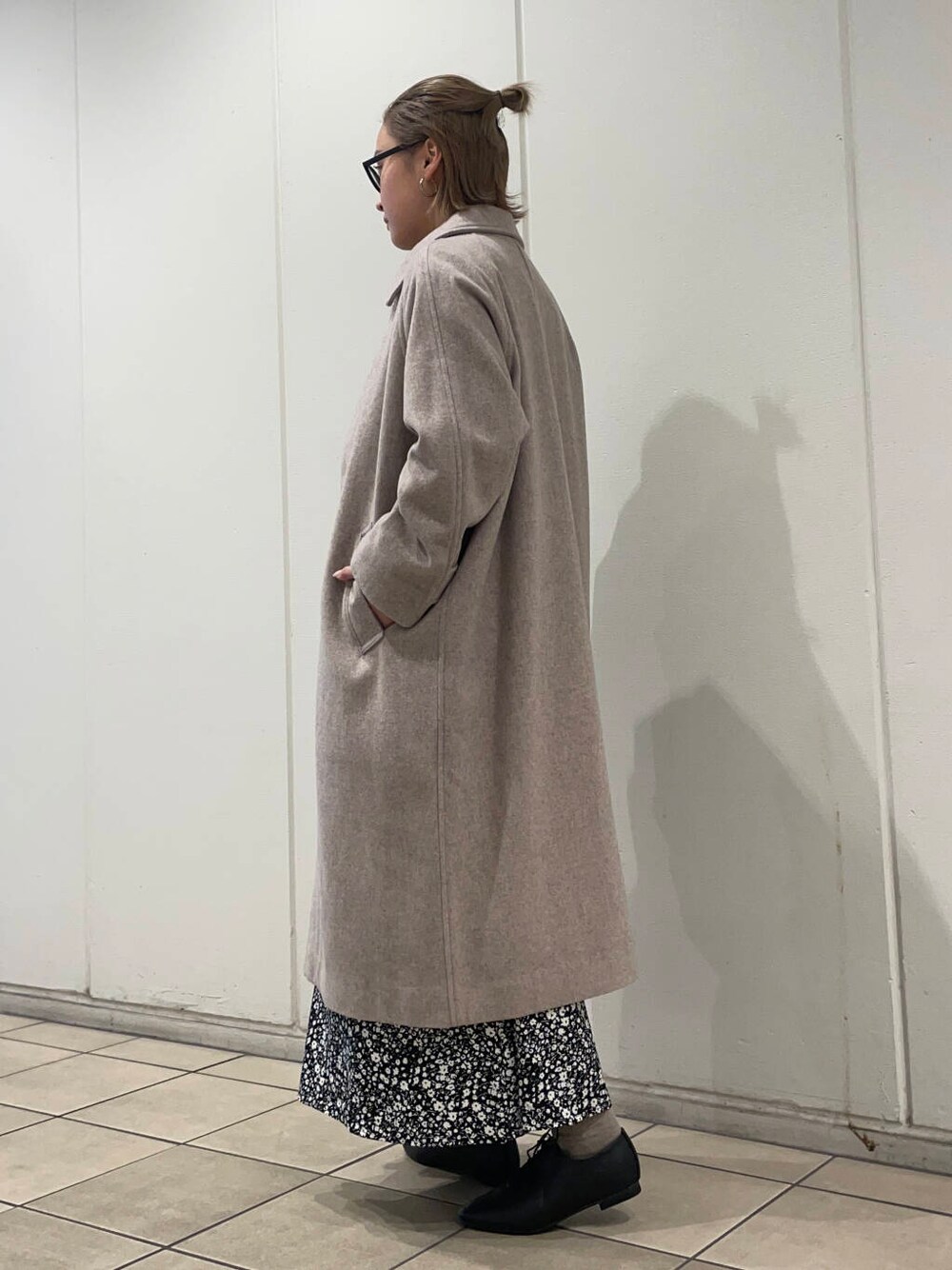 グレー系のその他アウター、ブラック系のその他シューズ、ブラック系のワンピースを着用したレディースの秋コーディネートの3枚目の写真