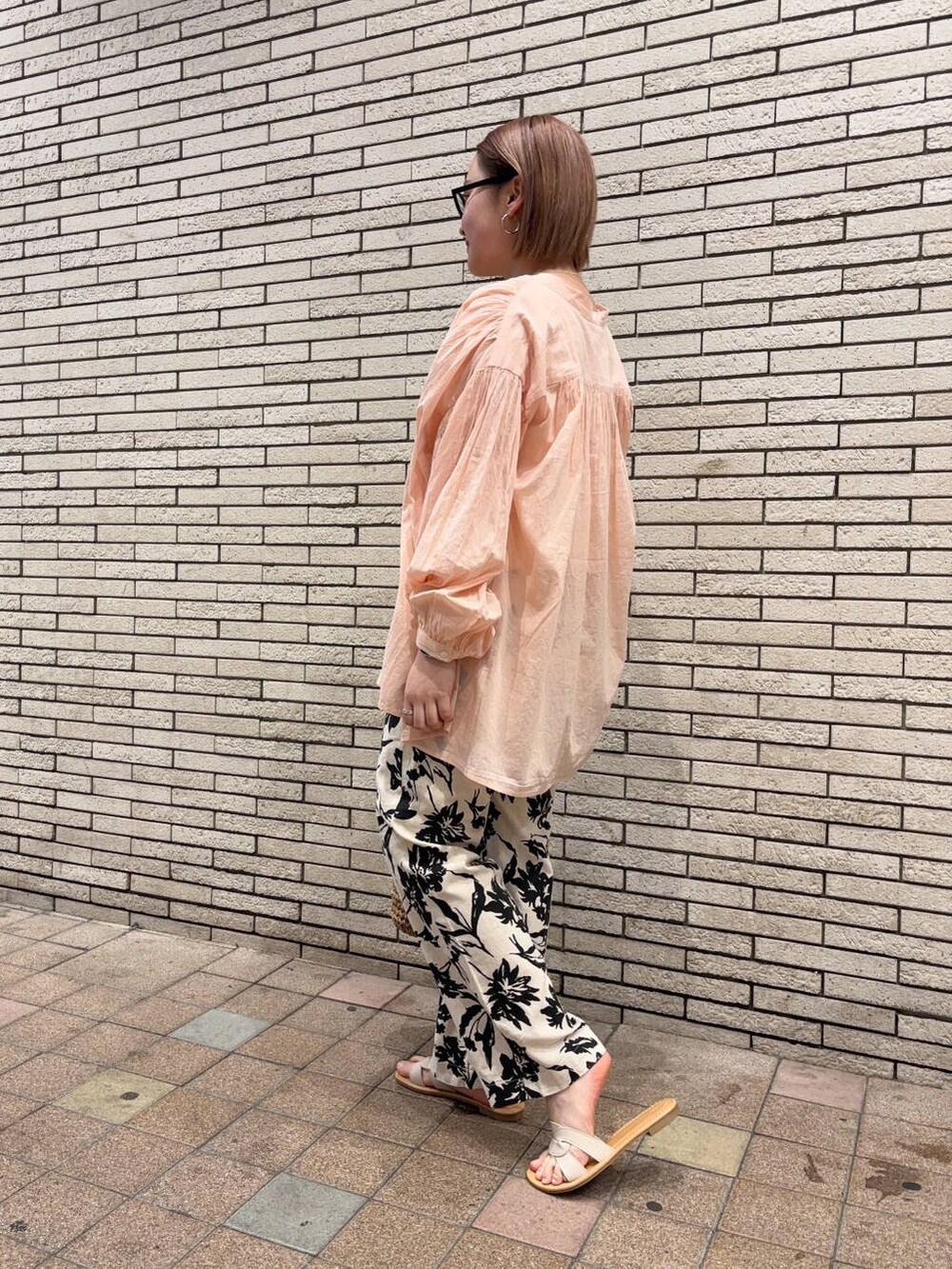 ホワイト系のサンダル、イエロー系のトートバッグ、ベージュ系のその他パンツを着用したレディースの春コーディネートの4枚目の写真