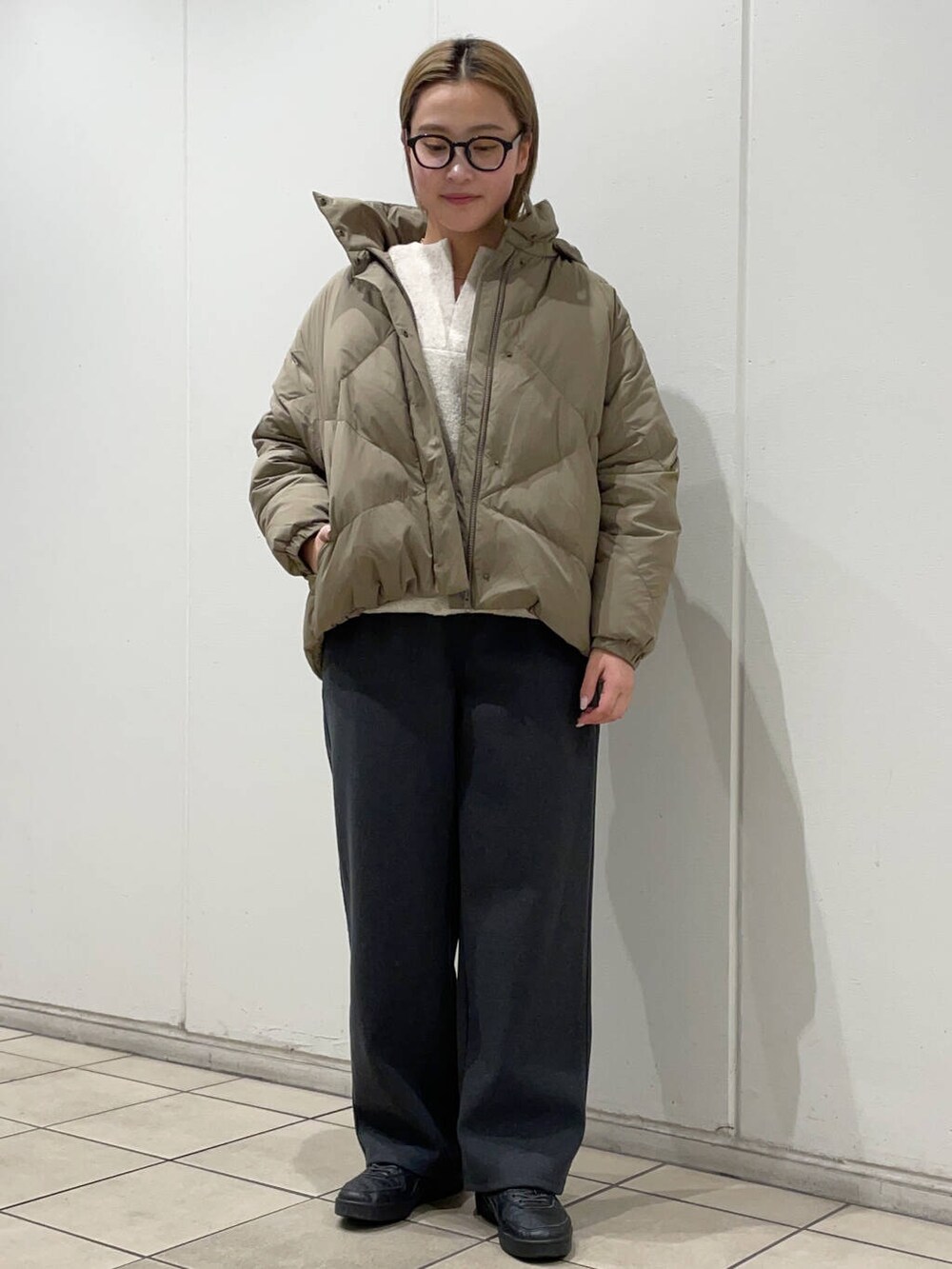 グリーン系のダウンジャケット/コート、グレー系のその他パンツ、ホワイト系のその他トップスを着用したレディースの秋コーディネートの3枚目の写真