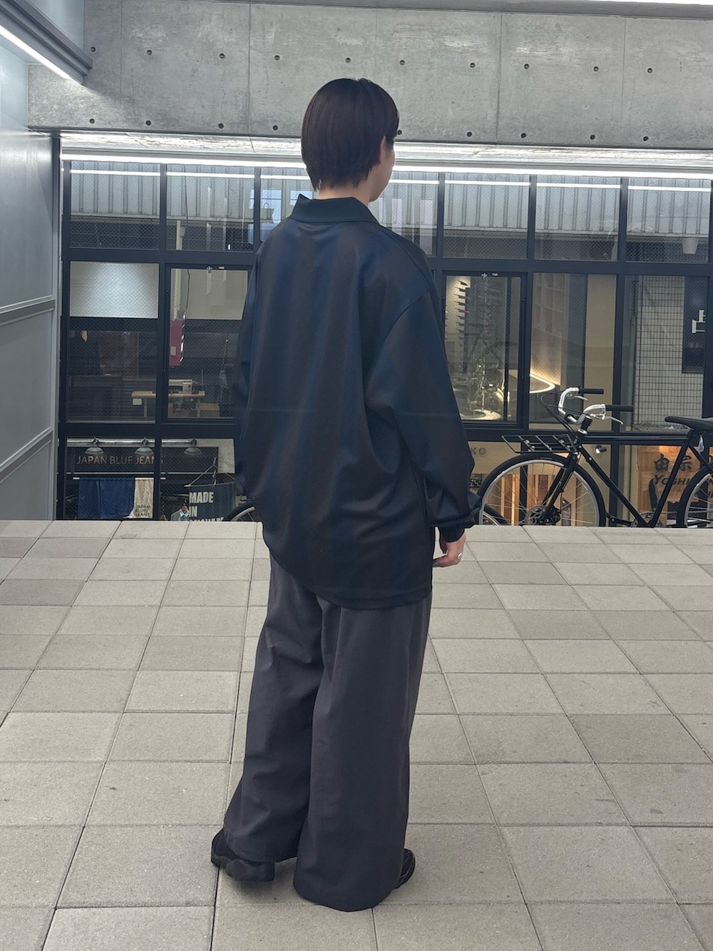 ブラック系のTシャツ/カットソーを着用したレディースの春コーディネートの3枚目の写真