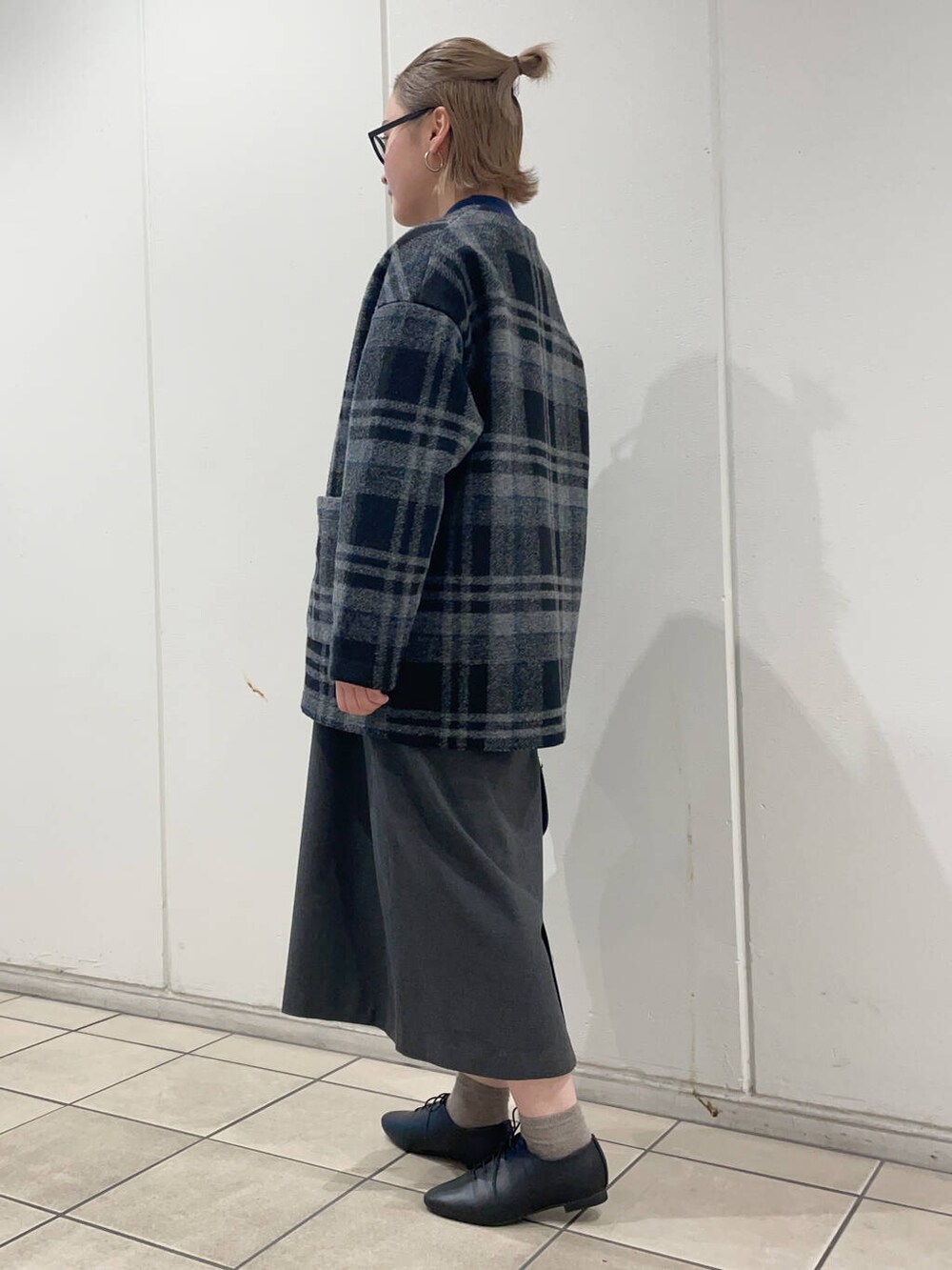 ブラック系のその他シューズ、ブラック系のショルダーバッグ、グレー系のワンピースを着用したレディースの秋コーディネートの3枚目の写真