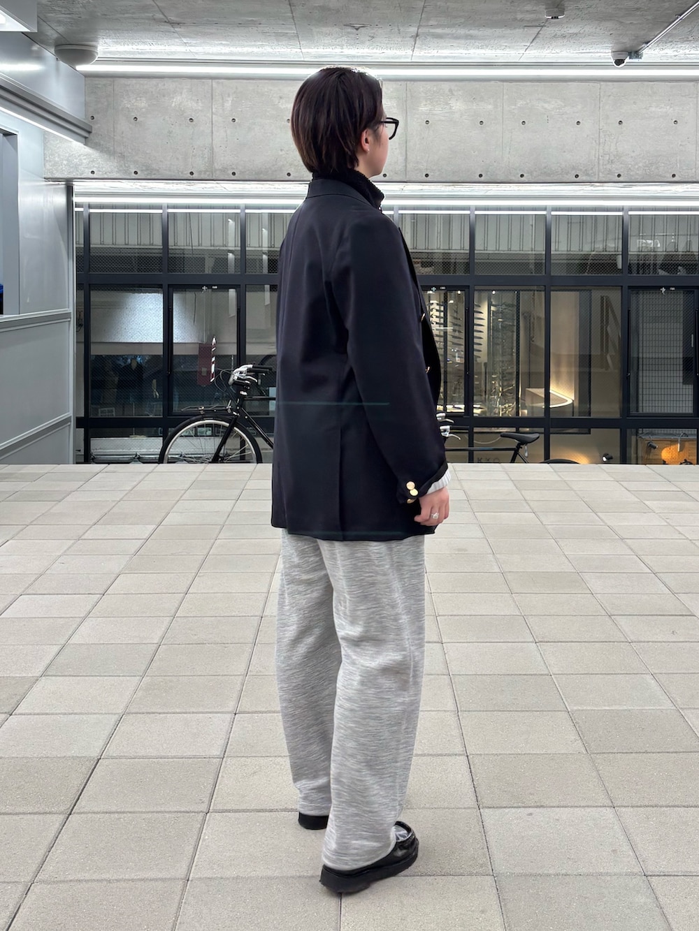 グレー系のスウェットパンツ、ブラック系のメガネを着用したレディースの冬コーディネートの3枚目の写真