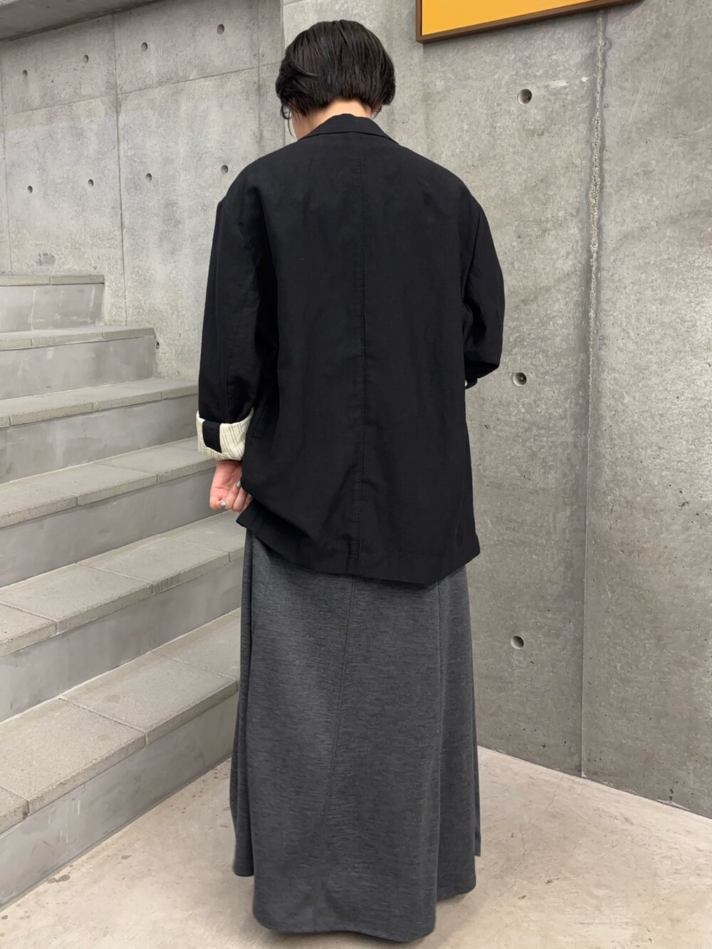 グレー系のワンピース、ブラック系のその他アウター、ブラック系のサンダルを着用したレディースの夏コーディネートの3枚目の写真