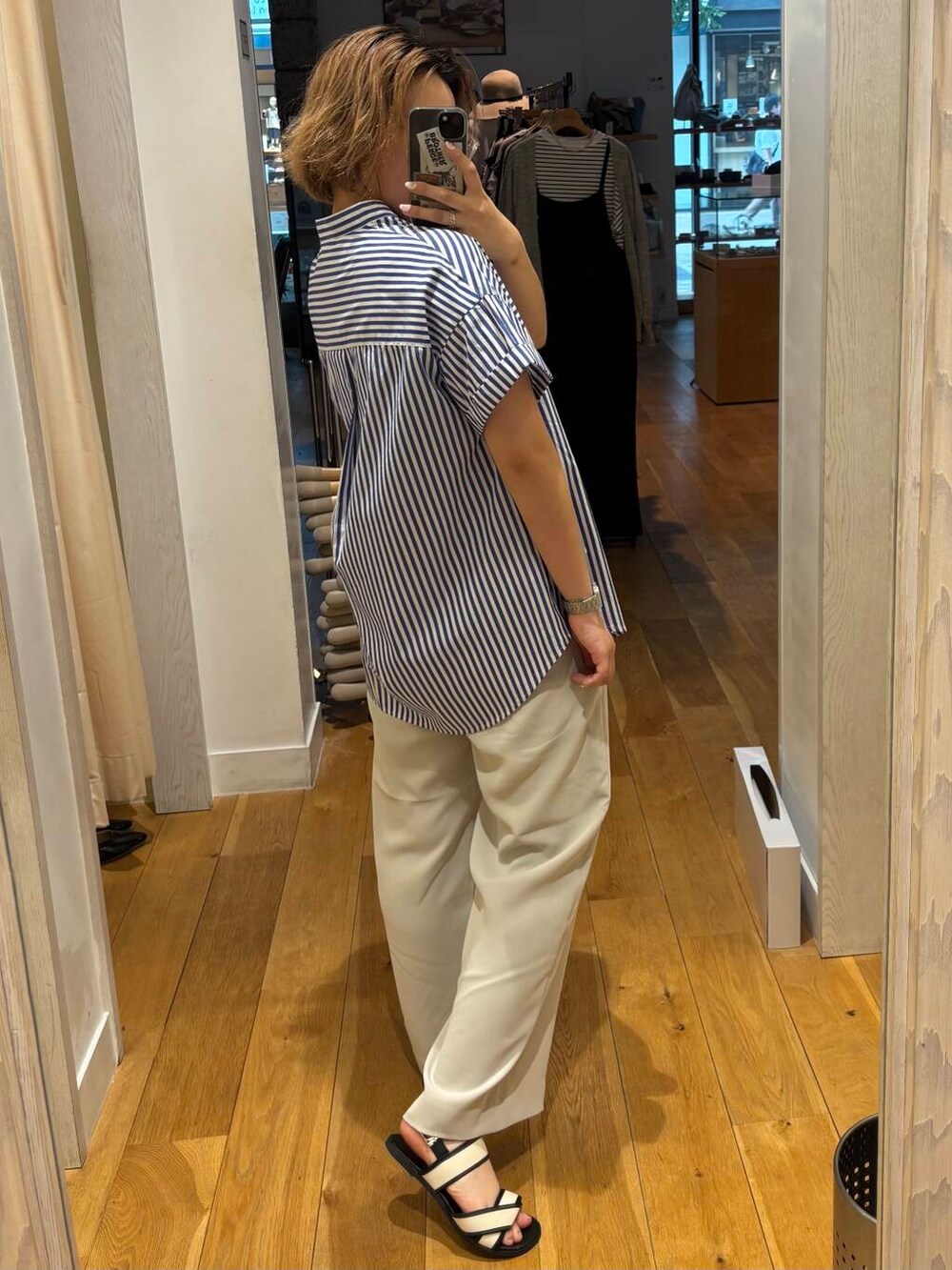 ホワイト系のサンダルを着用したレディースの春コーディネートの2枚目の写真