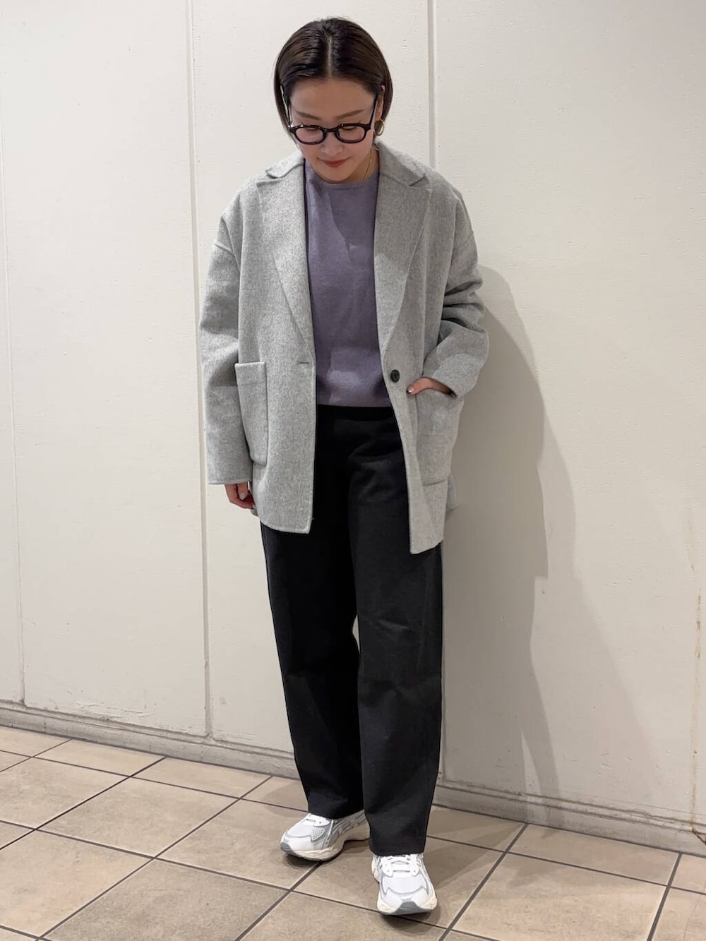 グレー系のその他アウター、パープル系のニット/セーター、グレー系のその他パンツを着用したレディースの冬コーディネートの2枚目の写真