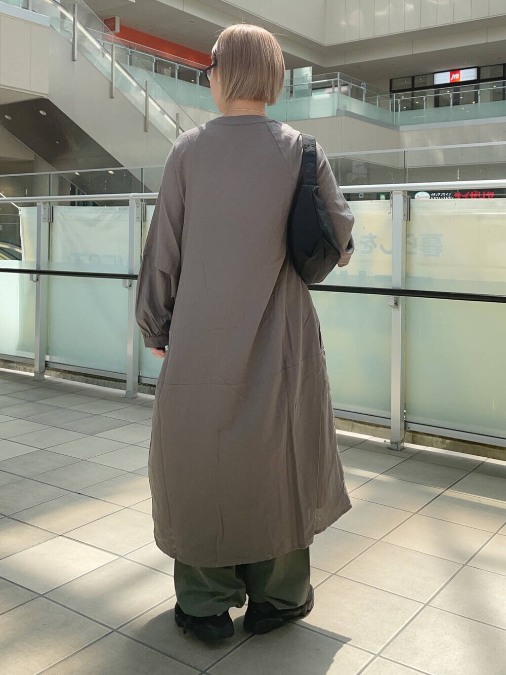 ブラック系のショルダーバッグ、グレー系のワンピース、グリーン系のその他パンツを着用したレディースの夏コーディネートの5枚目の写真