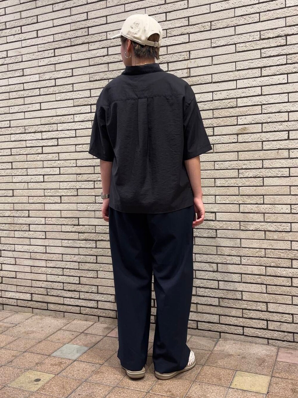 ブルー系のその他パンツ、ブラック系のシャツ/ブラウス、ホワイト系のキャップを着用したレディースの夏コーディネートの3枚目の写真