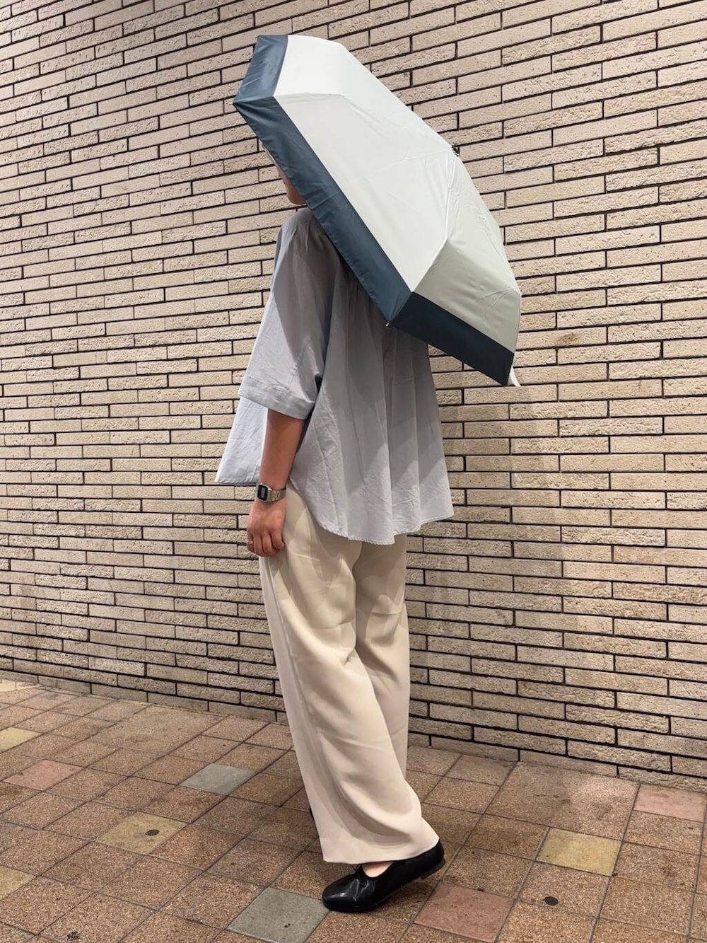 ブルー系のシャツ/ブラウス、ブラック系のバレエシューズ、ベージュ系のその他パンツを着用したレディースの夏コーディネートの3枚目の写真