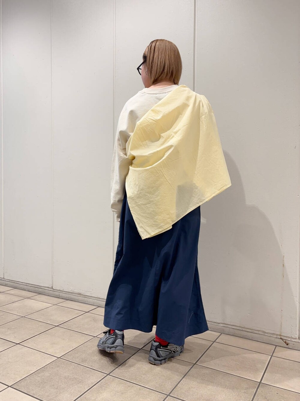 イエロー系のシャツ/ブラウス、ホワイト系のスウェット、ブラック系のスニーカーを着用したレディースの春コーディネートの4枚目の写真