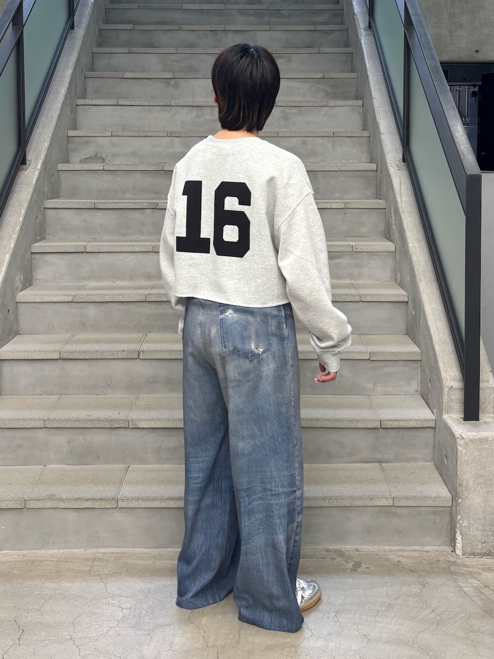 グレー系のスウェット、ブルー系のその他パンツを着用したレディースの春コーディネートの3枚目の写真