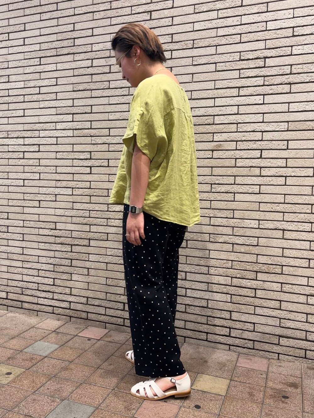 ホワイト系のサンダル、グレー系のハンドバッグ、ブラック系のその他パンツを着用したレディースの夏コーディネートの3枚目の写真