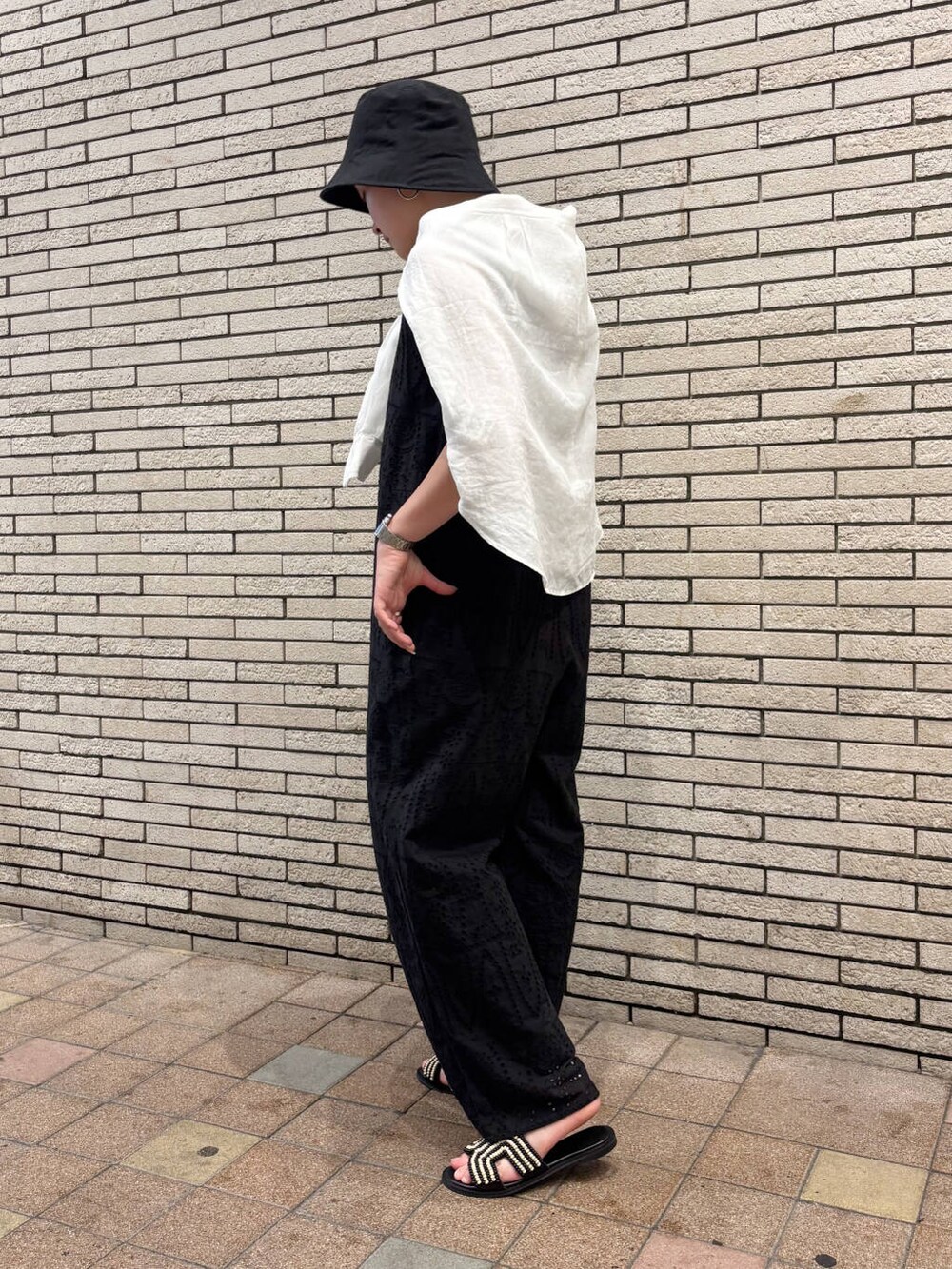 ブラック系のタンクトップ、ブラック系のサロペット/オーバーオール、ホワイト系のシャツ/ブラウスを着用したレディースの夏コーディネートの3枚目の写真