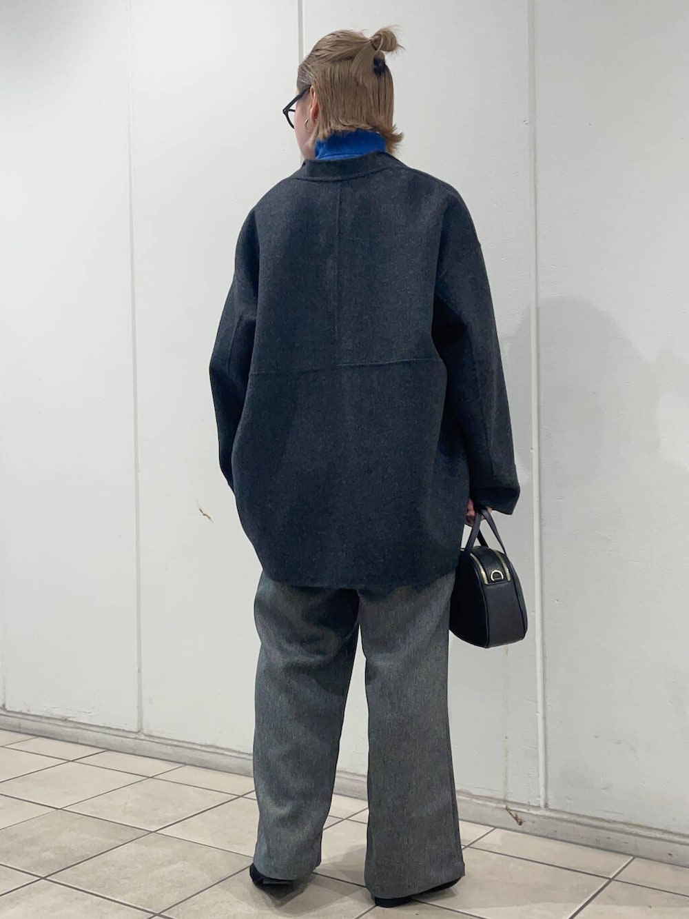 グレー系のその他アウター、グリーン系のニット/セーター、ブラック系のその他シューズを着用したレディースの秋コーディネートの4枚目の写真