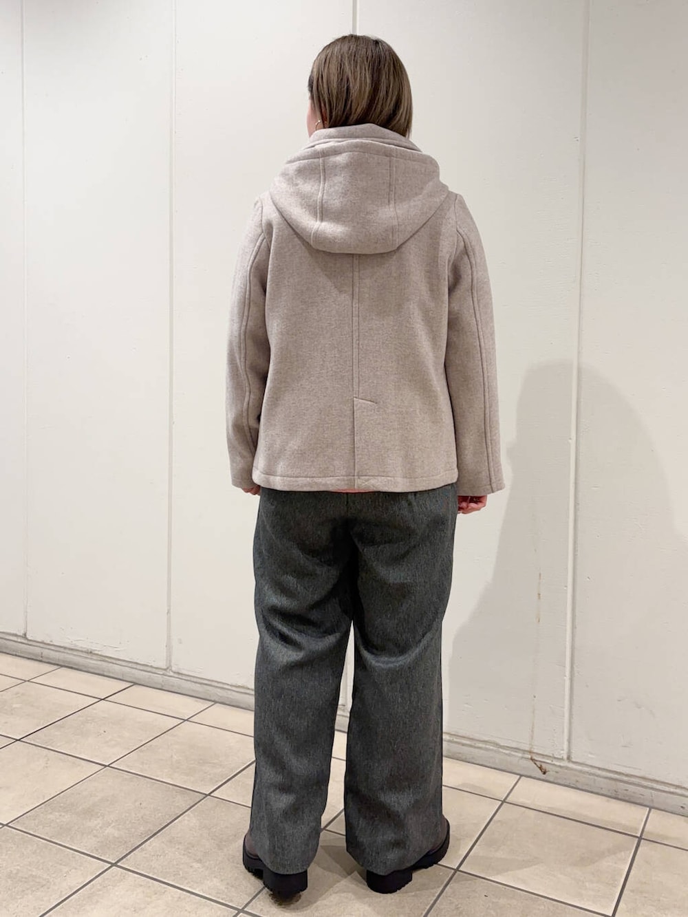 ベージュ系のその他アウター、ピンク系のニット/セーター、グレー系のその他パンツを着用したレディースの冬コーディネートの3枚目の写真