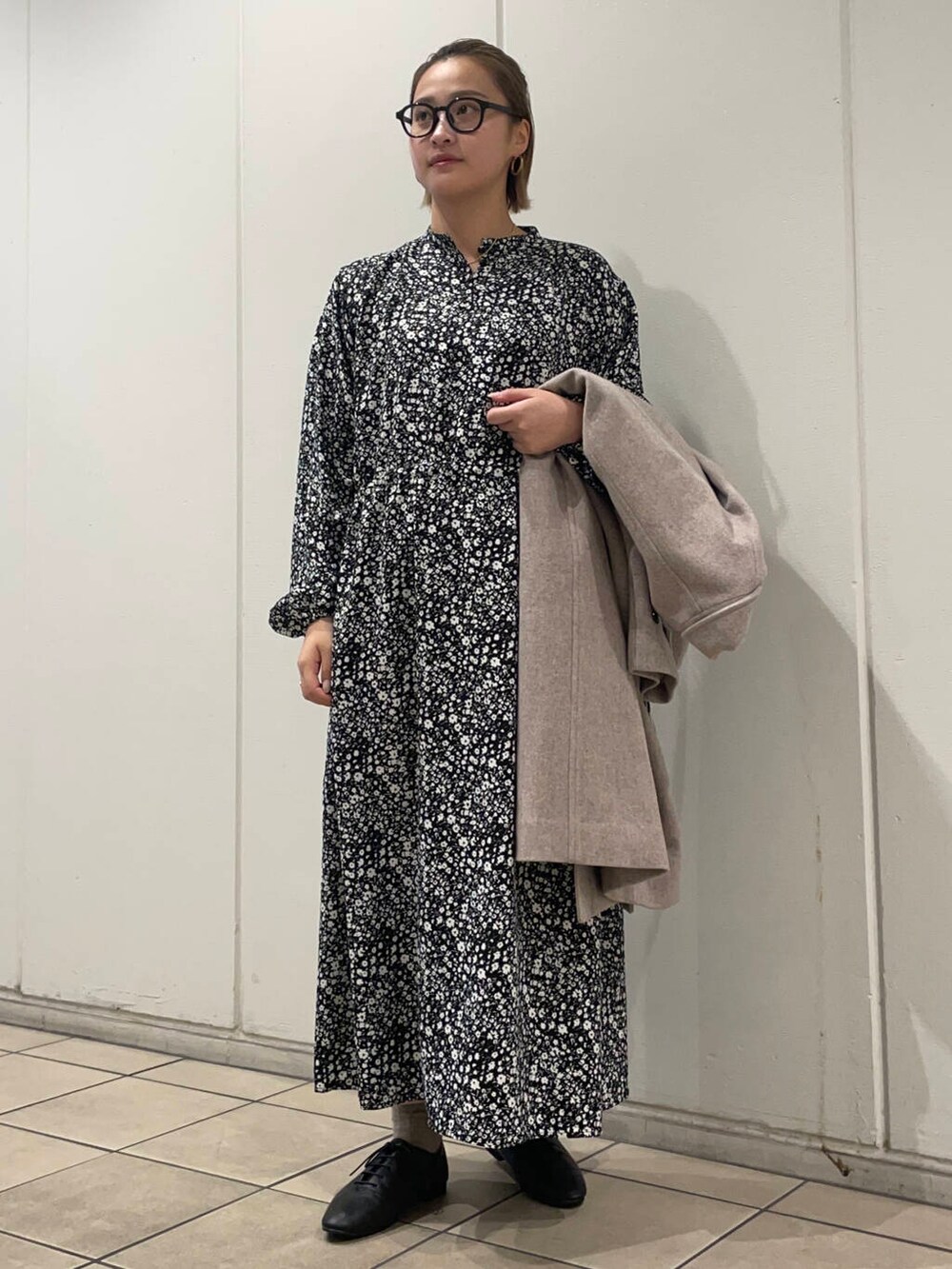 グレー系のその他アウター、ブラック系のその他シューズ、ブラック系のワンピースを着用したレディースの秋コーディネートの5枚目の写真