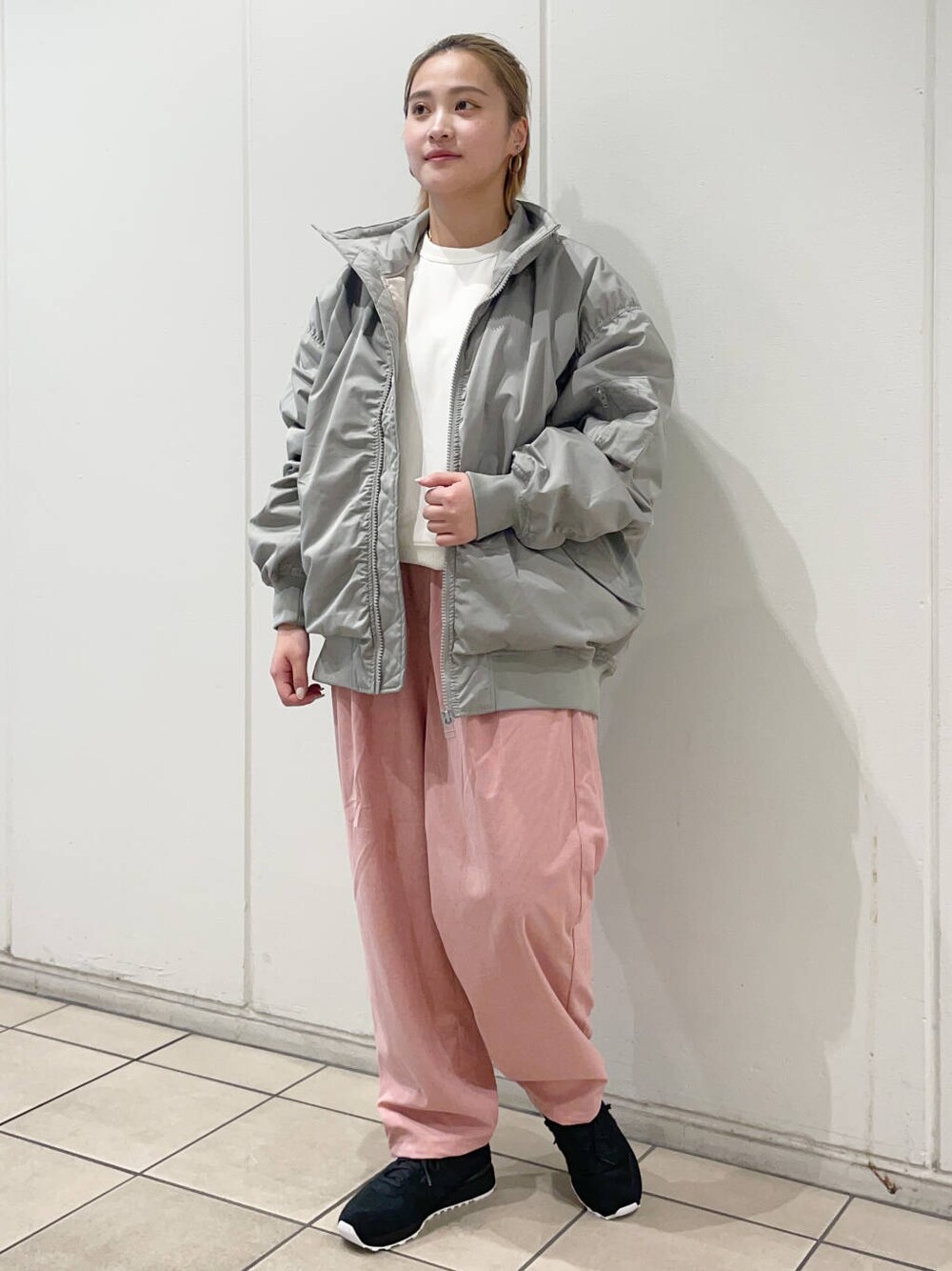 ブラック系のスニーカー、ピンク系のその他パンツ、ホワイト系のスウェットを着用したレディースの秋コーディネートの2枚目の写真