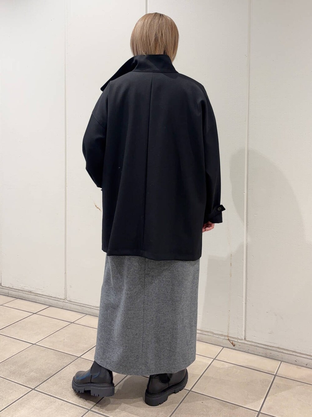 ブラック系のブーツ、ブラック系のTシャツ/カットソー、ブラック系のその他アウターを着用したレディースの冬コーディネートの4枚目の写真