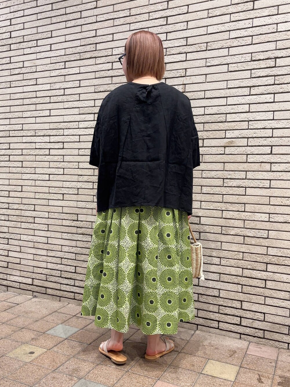 ホワイト系のサンダル、ブラック系のシャツ/ブラウスを着用したレディースの春コーディネートの5枚目の写真