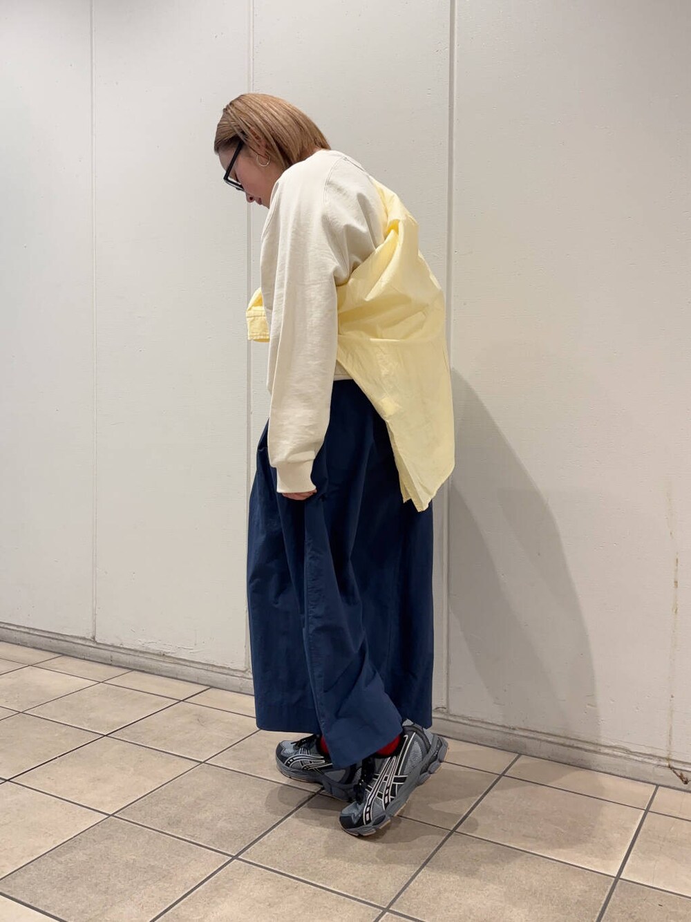 イエロー系のシャツ/ブラウス、ホワイト系のスウェット、ブラック系のスニーカーを着用したレディースの春コーディネートの3枚目の写真