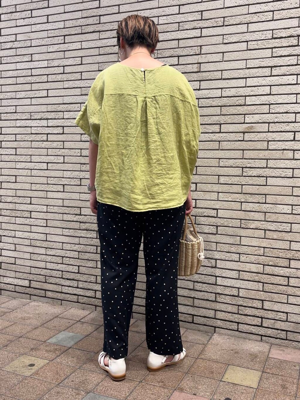 ホワイト系のサンダル、グレー系のハンドバッグ、ブラック系のその他パンツを着用したレディースの夏コーディネートの4枚目の写真