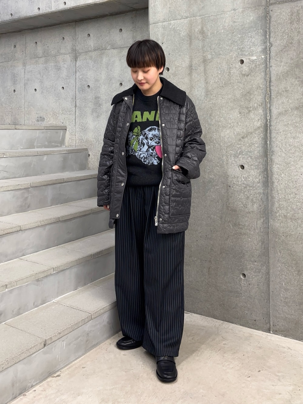 グレー系のニット/セーター、その他のその他パンツ、ブラック系のローファーを着用したレディースの秋コーディネートの3枚目の写真