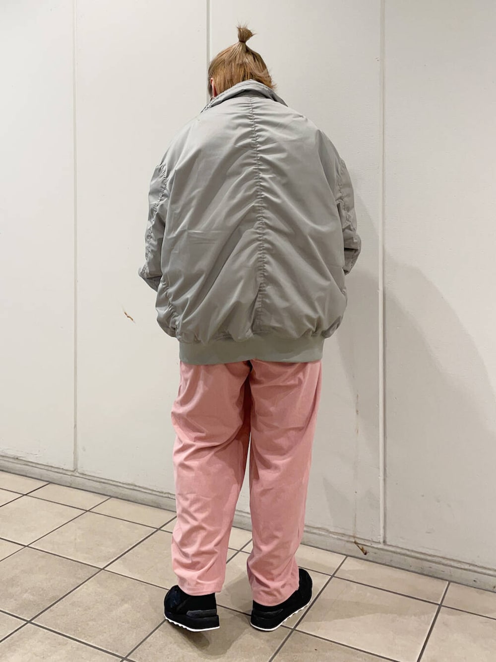 ブラック系のスニーカー、ピンク系のその他パンツ、ホワイト系のスウェットを着用したレディースの秋コーディネートの4枚目の写真