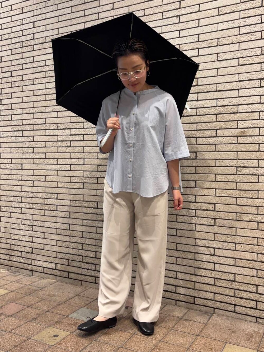 ブルー系のシャツ/ブラウス、ブラック系のバレエシューズ、ベージュ系のその他パンツを着用したレディースの夏コーディネートの2枚目の写真