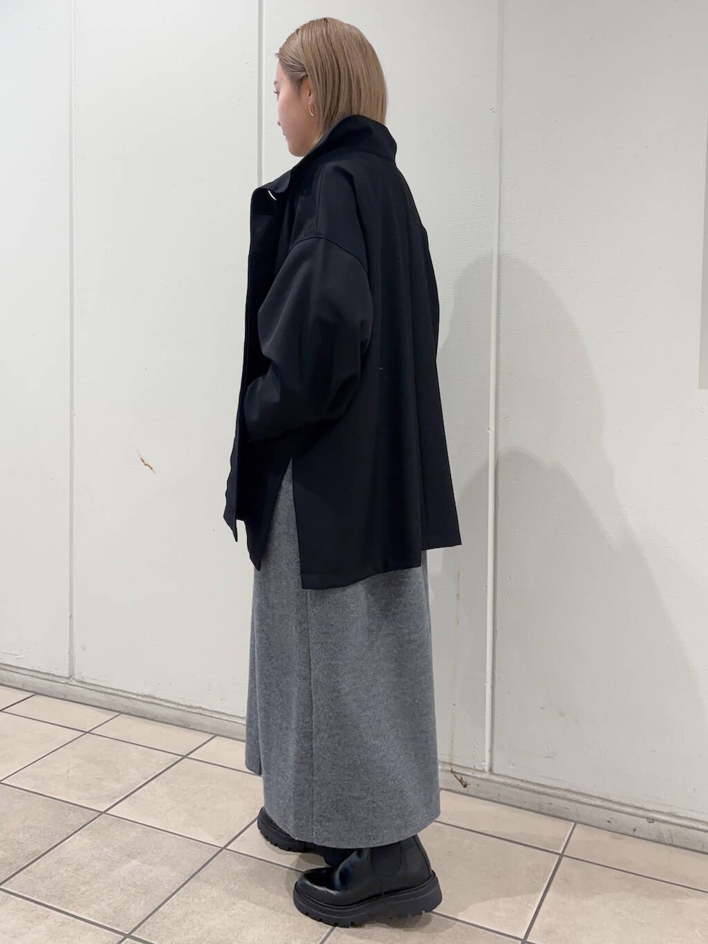 ブラック系のブーツ、ブラック系のTシャツ/カットソー、ブラック系のその他アウターを着用したレディースの冬コーディネートの3枚目の写真