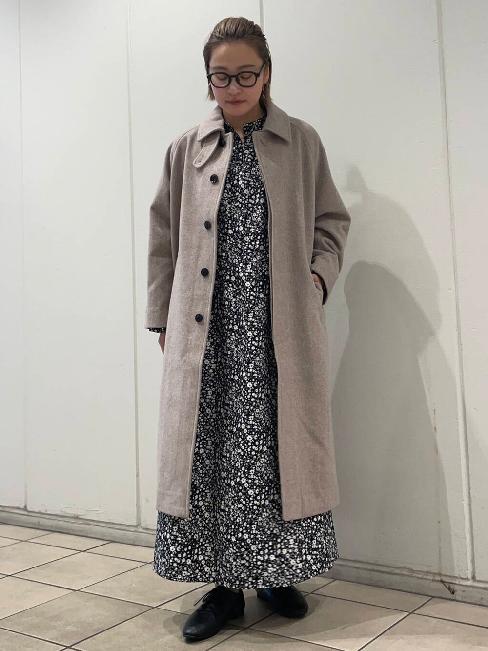 グレー系のその他アウター、ブラック系のその他シューズ、ブラック系のワンピースを着用したレディースの秋コーディネートの2枚目の写真