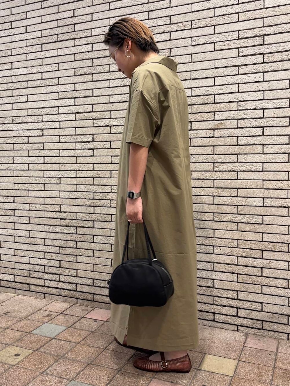 ブラウン系のバレエシューズ、ベージュ系のワンピースを着用したレディースの夏コーディネートの3枚目の写真