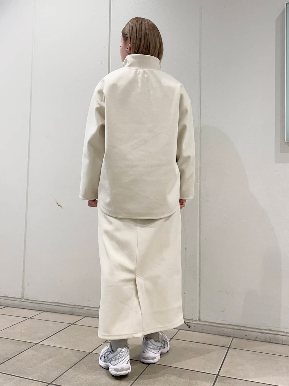 ブルー系のシャツ/ブラウス、ホワイト系のスニーカー、ホワイト系のスカートを着用したレディースの秋コーディネートの3枚目の写真