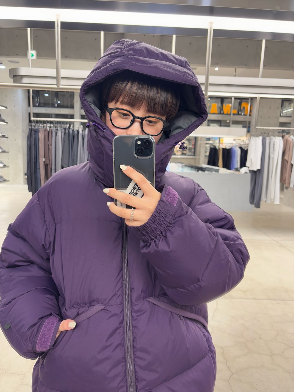 パープル系のダウンジャケット/コートを着用したレディースの秋コーディネートの2枚目の写真