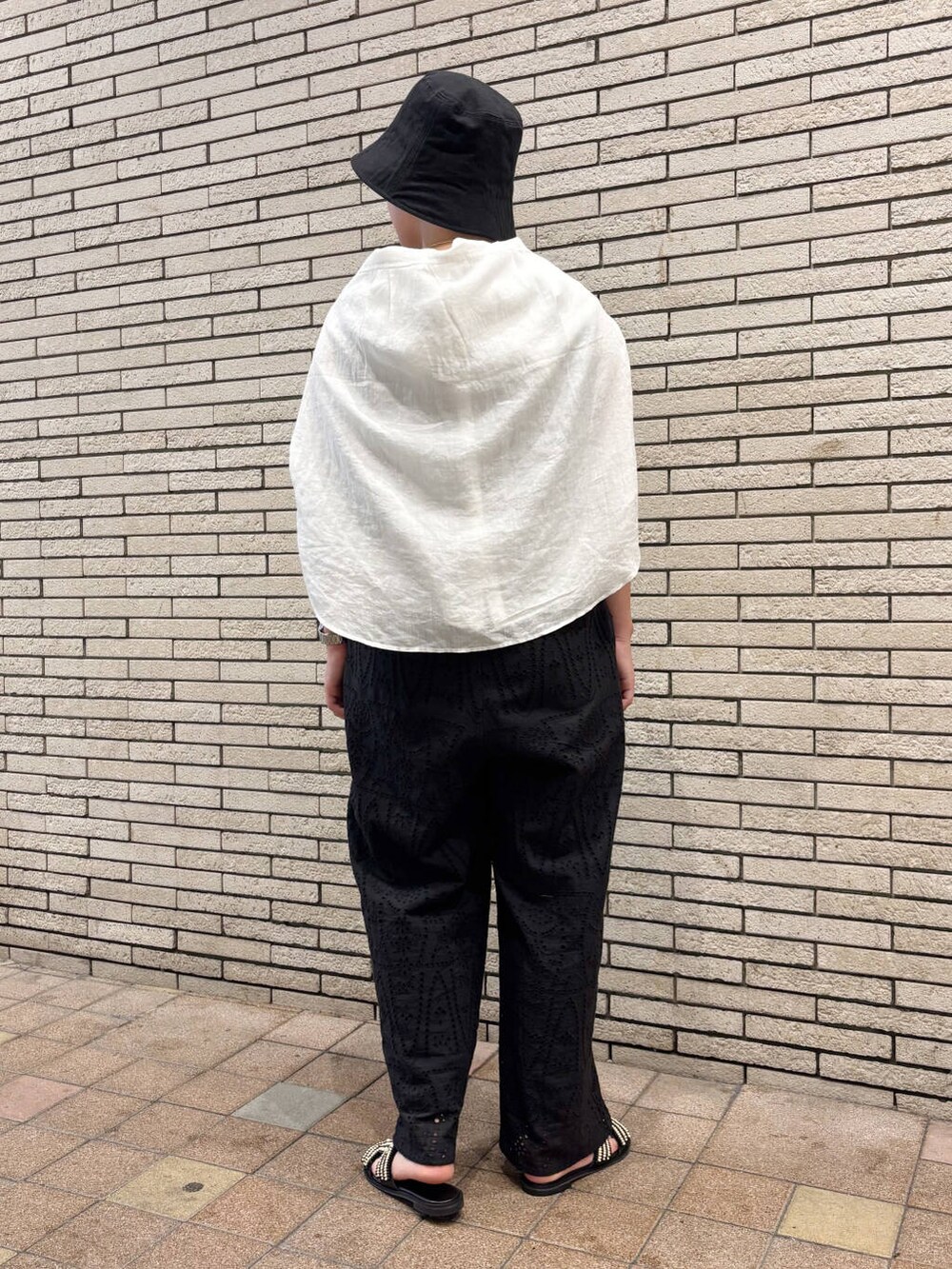 ブラック系のタンクトップ、ブラック系のサロペット/オーバーオール、ホワイト系のシャツ/ブラウスを着用したレディースの夏コーディネートの4枚目の写真