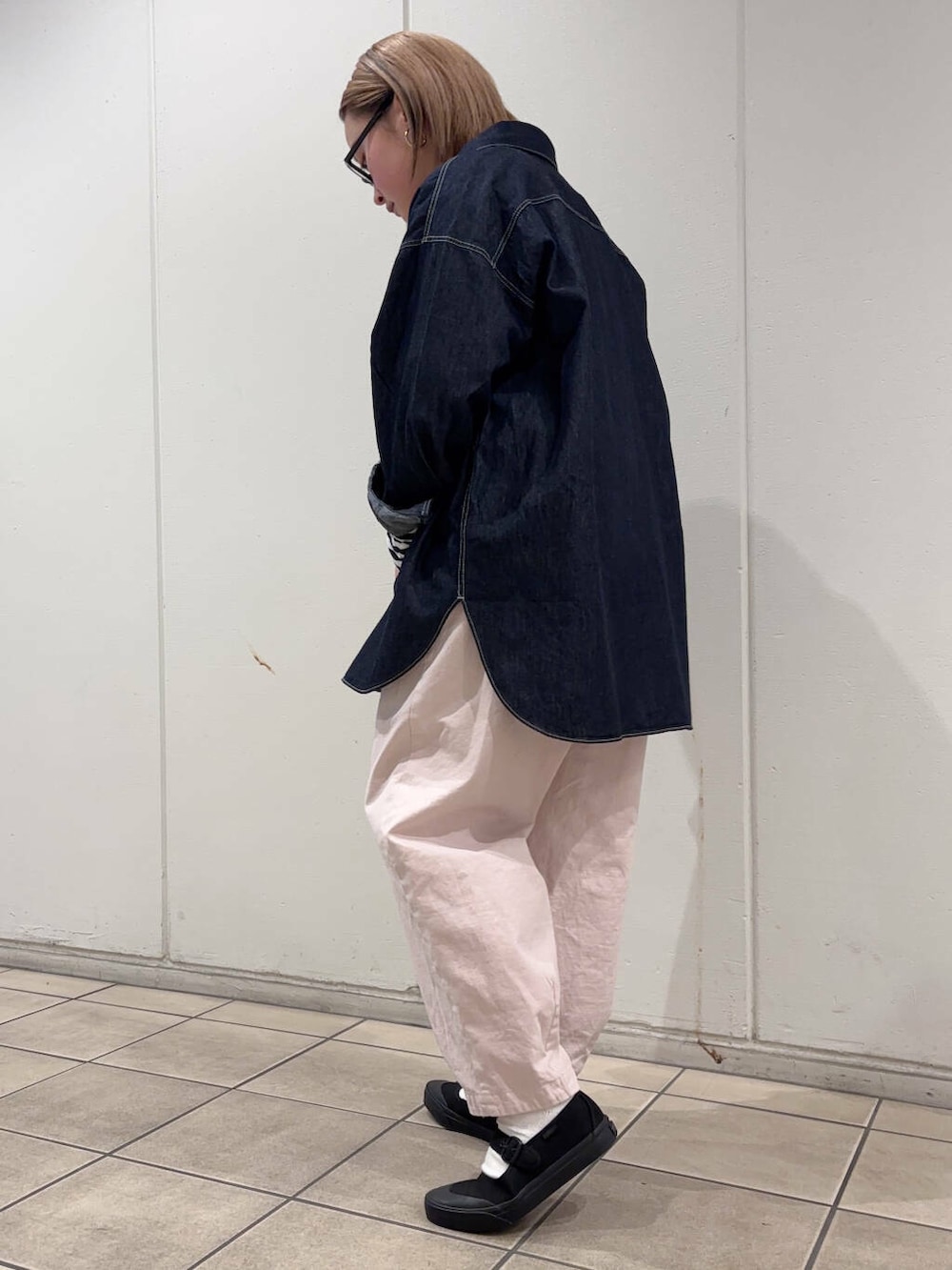 ブラック系のTシャツ/カットソー、ピンク系のその他パンツ、ブルー系のTシャツ/カットソーを着用したレディースの春コーディネートの2枚目の写真